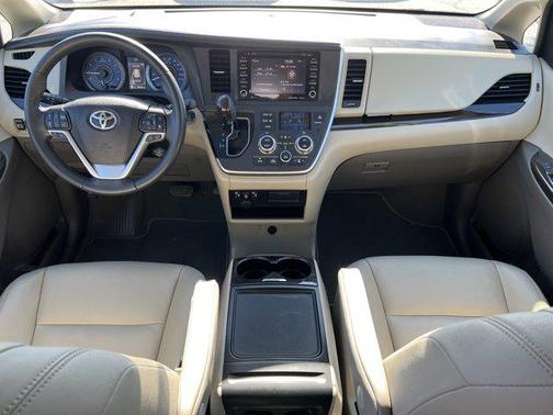 2020 Toyota Sienna XLE