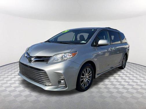 2020 Toyota Sienna XLE