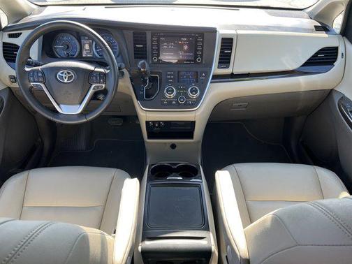 2020 Toyota Sienna XLE