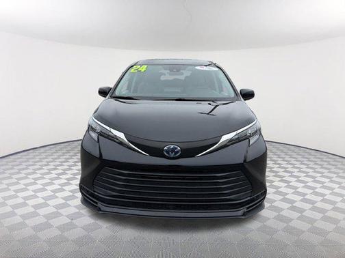 2024 Toyota Sienna LE