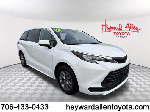 2024 Toyota Sienna LE