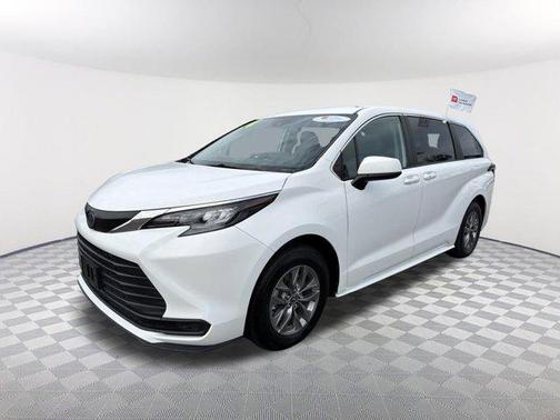 2024 Toyota Sienna LE