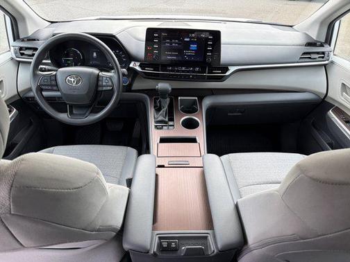 2024 Toyota Sienna LE