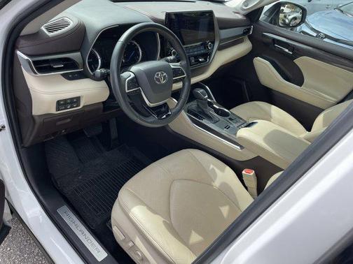 2022 Toyota Highlander Hybrid Limited