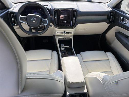 2023 Volvo XC40 B5 Plus Bright Theme