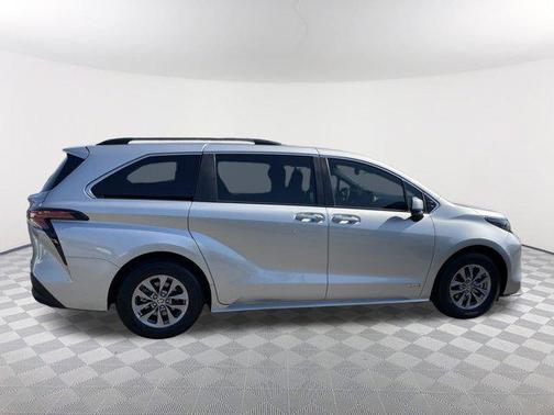 2021 Toyota Sienna XLE 8 Passenger