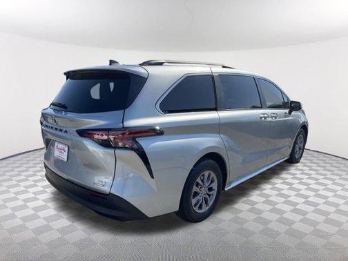 2021 Toyota Sienna XLE 8 Passenger