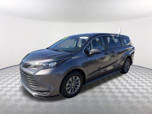 2024 Toyota Sienna LE