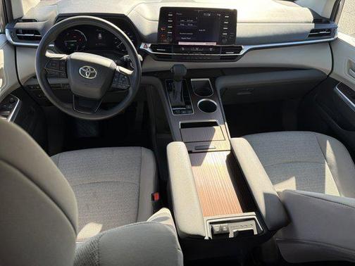 2024 Toyota Sienna LE