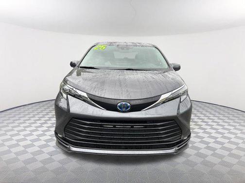 2025 Toyota Sienna XLE