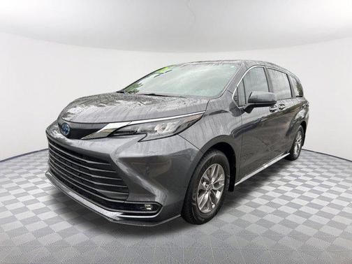 2025 Toyota Sienna XLE