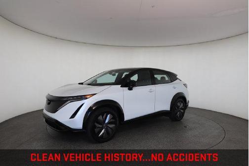 Everest White Pearl Tricoat/Black Diamond Pearl 2024 Nissan ARIYA ENGAGE+