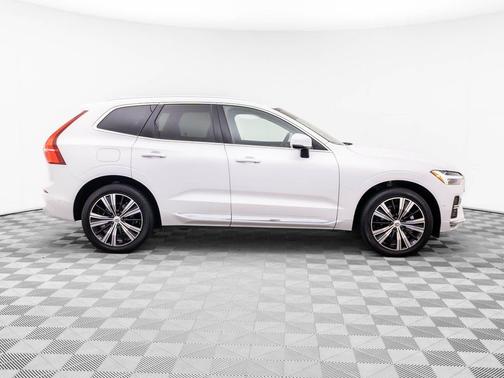Crystal White Metallic 2023 Volvo XC60 B5 Plus Bright Theme