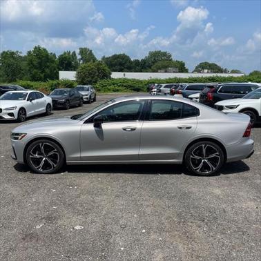 2024 Volvo S60 B5 Core Dark Theme