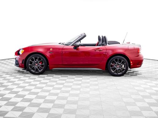 Hypnotique Red 2018 FIAT 124 Spider Base