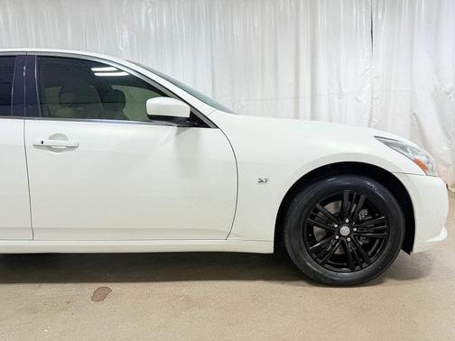 2015 INFINITI Q40 Base