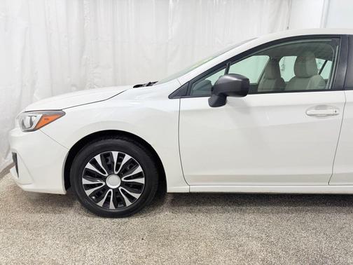 Crystal White Pearl 2019 Subaru Impreza 2.0i