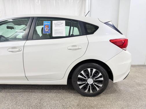 Crystal White Pearl 2019 Subaru Impreza 2.0i