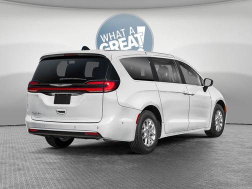 Bright White Clearcoat 2026 Chrysler Pacifica Limited