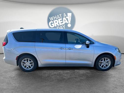 Silver Mist Clearcoat 2023 Chrysler Voyager LX