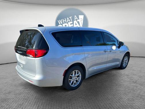 Silver Mist Clearcoat 2023 Chrysler Voyager LX