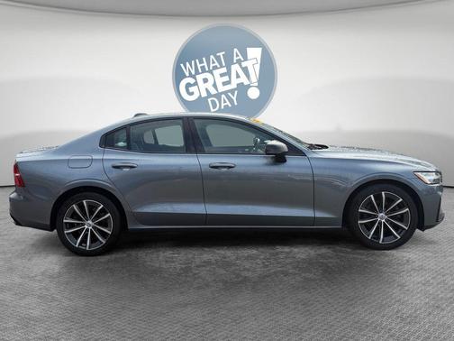 Gray Metallic 2021 Volvo S60 T5 Momentum
