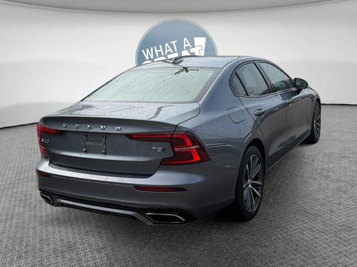 Gray Metallic 2021 Volvo S60 T5 Momentum