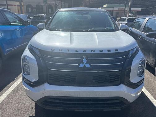 2022 Mitsubishi Outlander ES