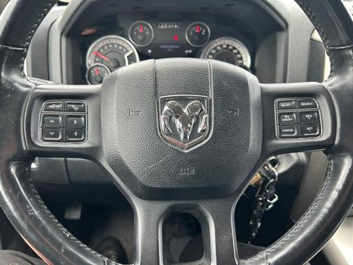 Brilliant Black Crystal Pearlcoat 2016 RAM 1500 SLT