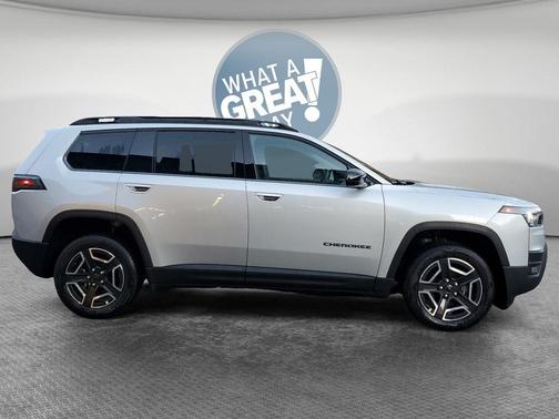 Silver Zynith Clearcoat 2026 Jeep Cherokee LAREDO/LIMITED