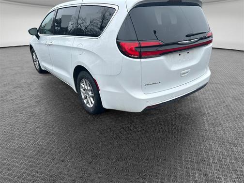 2024 Chrysler Pacifica Touring-L