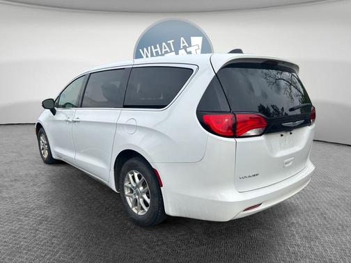 Bright White Clearcoat 2022 Chrysler Voyager LX