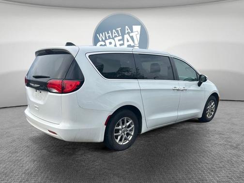 Bright White Clearcoat 2022 Chrysler Voyager LX