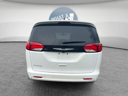 Bright White Clearcoat 2022 Chrysler Voyager LX