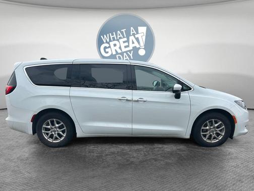 Bright White Clearcoat 2022 Chrysler Voyager LX