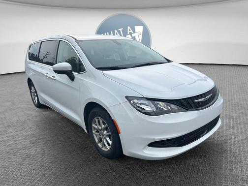 Bright White Clearcoat 2022 Chrysler Voyager LX