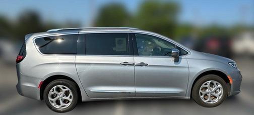 2022 Chrysler Voyager LX