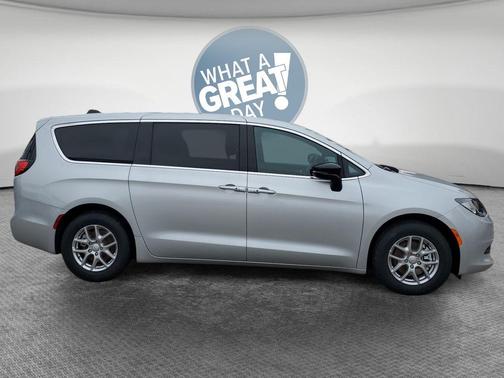Silver Mist Clearcoat 2026 Chrysler Voyager LX
