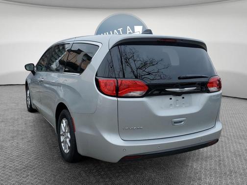 Silver Mist Clearcoat 2026 Chrysler Voyager LX