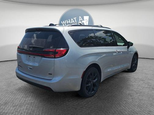 Silver Mist Clearcoat 2023 Chrysler Pacifica Touring-L