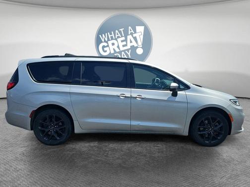 Silver Mist Clearcoat 2023 Chrysler Pacifica Touring-L
