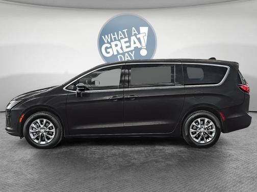 Diamond Black 2027 Chrysler Pacifica SELECT