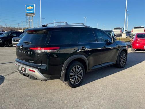 2023 Nissan Pathfinder SL