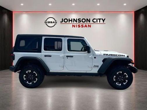 Bright White Clearcoat 2025 Jeep Wrangler Rubicon