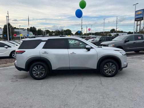 2024 Nissan Pathfinder SV