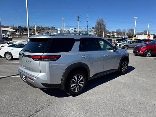 2024 Nissan Pathfinder SL