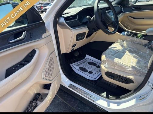 Bright White Clearcoat 2025 Jeep Grand Cherokee Limited