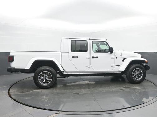 Bright White Clearcoat 2026 Jeep Gladiator Sport
