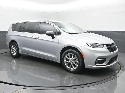 2023 Chrysler Pacifica Touring-L