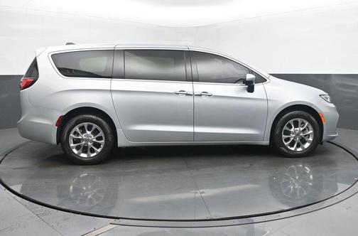 2023 Chrysler Pacifica Touring-L